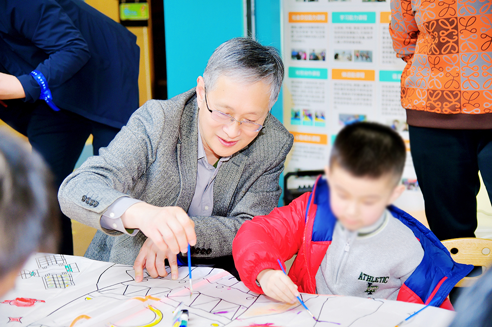 清华经管EMBA重庆校友与孩子们:童心同画 (3).jpg 清华经管EMBA重庆校友与孩子们:童心同画 (3).jpg