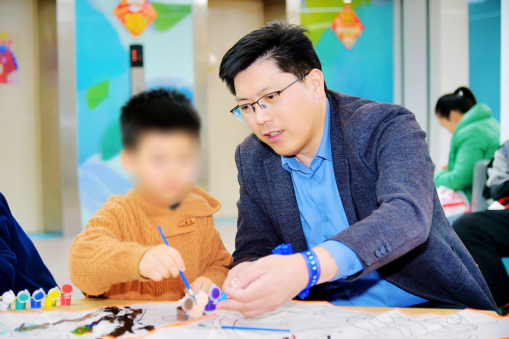 清华经管EMBA重庆校友与孩子们:童心同画 (2).jpg 清华经管EMBA重庆校友与孩子们:童心同画 (2).jpg