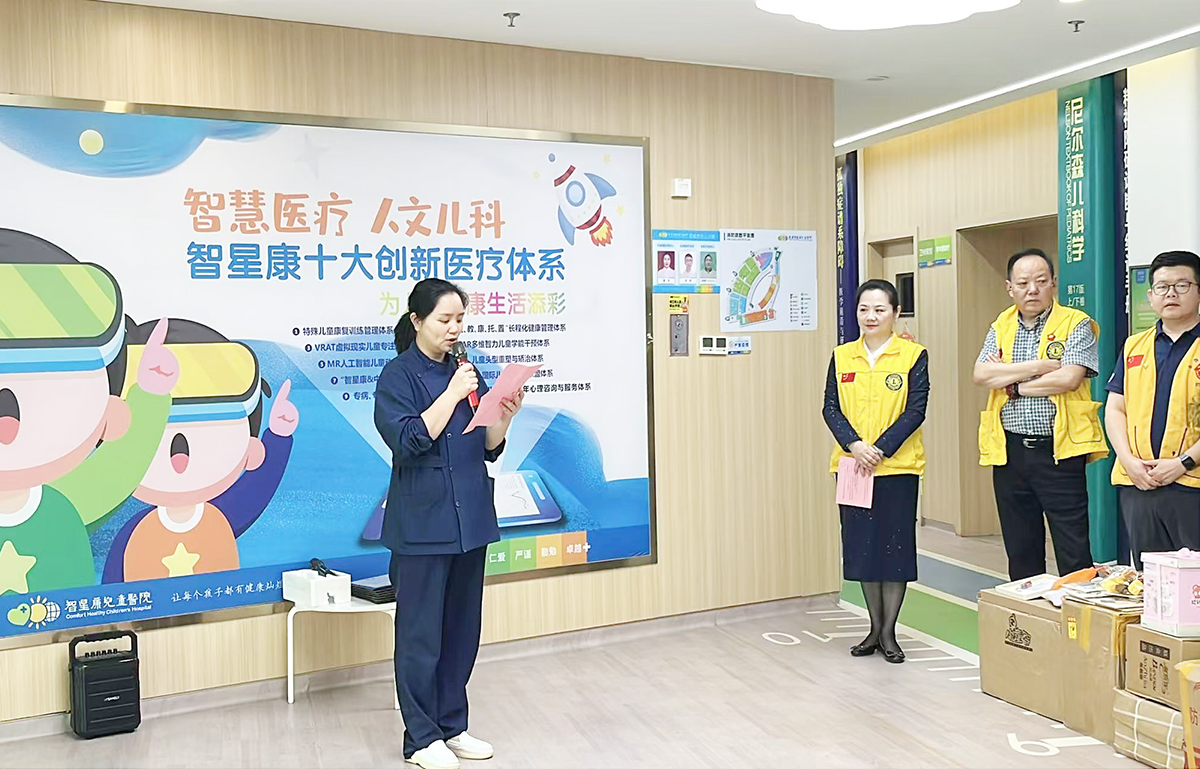 智星康儿童康复治疗师代表受益儿童家庭对巴渝队表达感谢