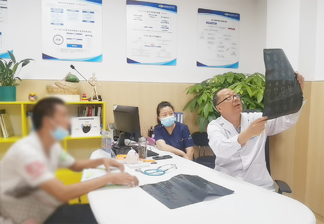 ▲原陆军军医大学附属新桥医院儿科主任赵聪敏教授坐诊.png ▲原陆军军医大学附属新桥医院儿科主任赵聪敏教授坐诊.png