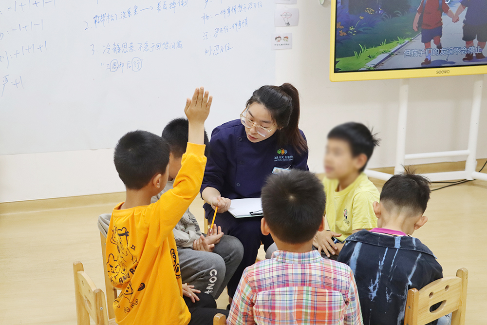 康复师带领孩子进行注意力训练.JPG