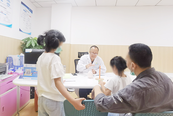 2026年暑假期间，专注力不足儿童在家长带领慕名向赵聪敏教授求诊.jpg